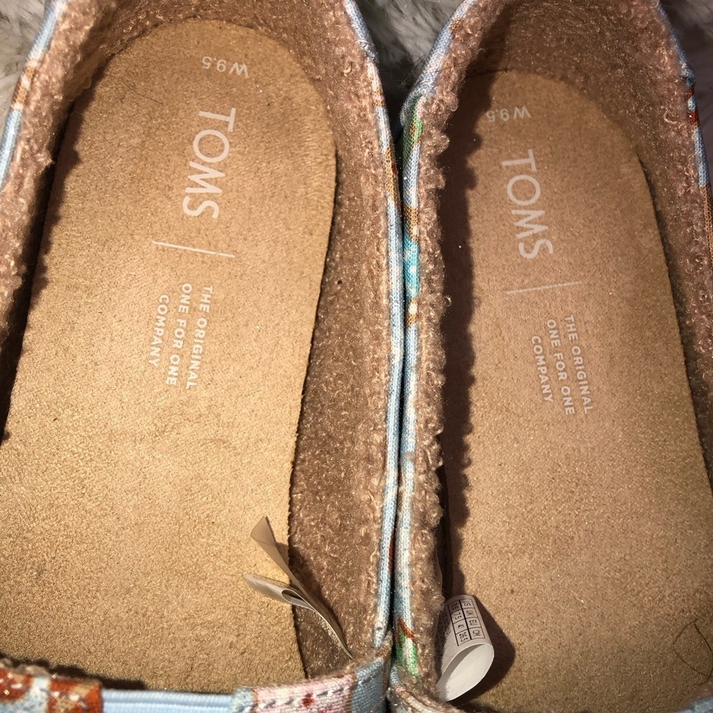 TOMS Light Blue Festive Holiday Slip-Ons size 9.5 - Picture 7 of 12